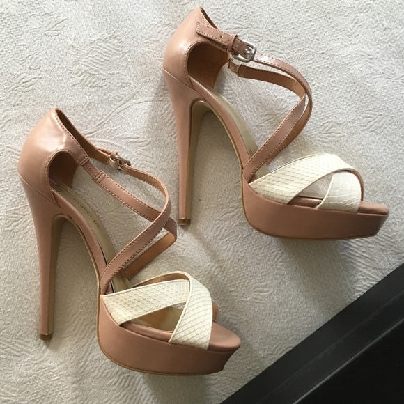 Just Fabulous size 9 shoes. Tawney design, color nude. Like new condition. - Picture 3 of 12